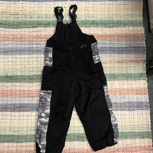 3T snow pants. Ski bibs black with grey camo. Accent.